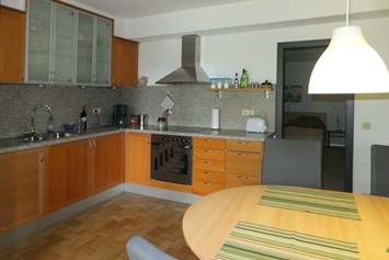 Monteurzimmer: Küche mit Essplatz - Ferienwohnung "Am Bückeberg" direkt in Emmerthal