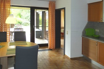 Monteurzimmer: Küche mit direktem Terrassenzugang - Ferienwohnung "Am Bückeberg" direkt in Emmerthal