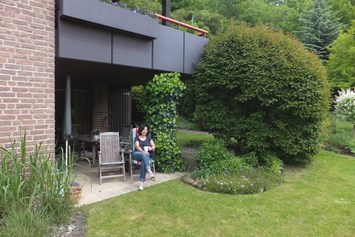 Monteurzimmer: Überdachte Terrasse mit Sitzplatz und Grillmöglichkeit - Ferienwohnung "Am Bückeberg" direkt in Emmerthal