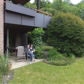 Monteurzimmer: Überdachte Terrasse mit Sitzplatz und Grillmöglichkeit - Ferienwohnung "Am Bückeberg" direkt in Emmerthal