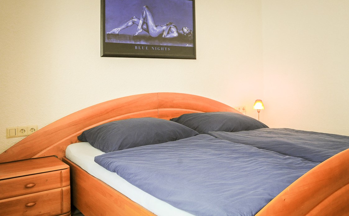 Monteurzimmer: Schlafzimmer 
entweder Doppelbett oder man kann das Bett trennen - Ferienwohnung Klenk 3