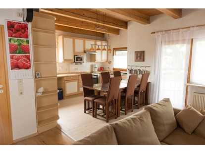 Monteurwohnung - Waschmaschine - Deutschland - Essbereich mit Sitzgruppe - Haus Feldblick Neubulach