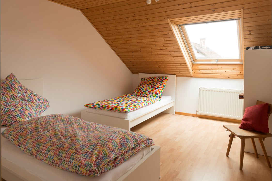 Monteurzimmer: Zwei Einzelbetten - Haus Feldblick Neubulach