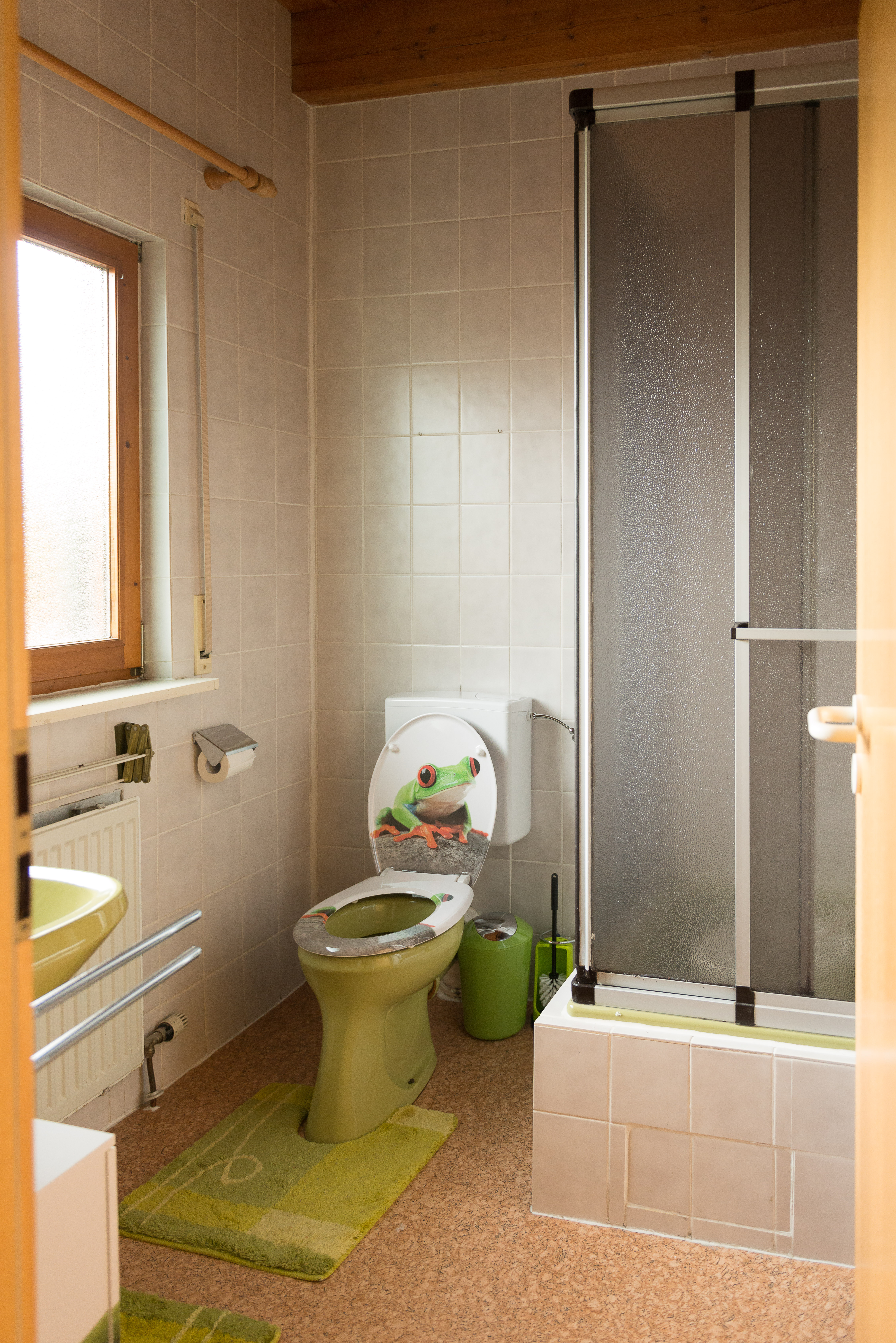 Monteurzimmer: Badezimmer mit Dusche und WC - Haus Feldblick Neubulach