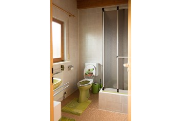 Monteurzimmer: Badezimmer mit Dusche und WC - Haus Feldblick Neubulach