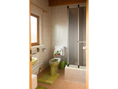 Monteurwohnung - Waschmaschine - Deutschland - Badezimmer mit Dusche und WC - Haus Feldblick Neubulach
