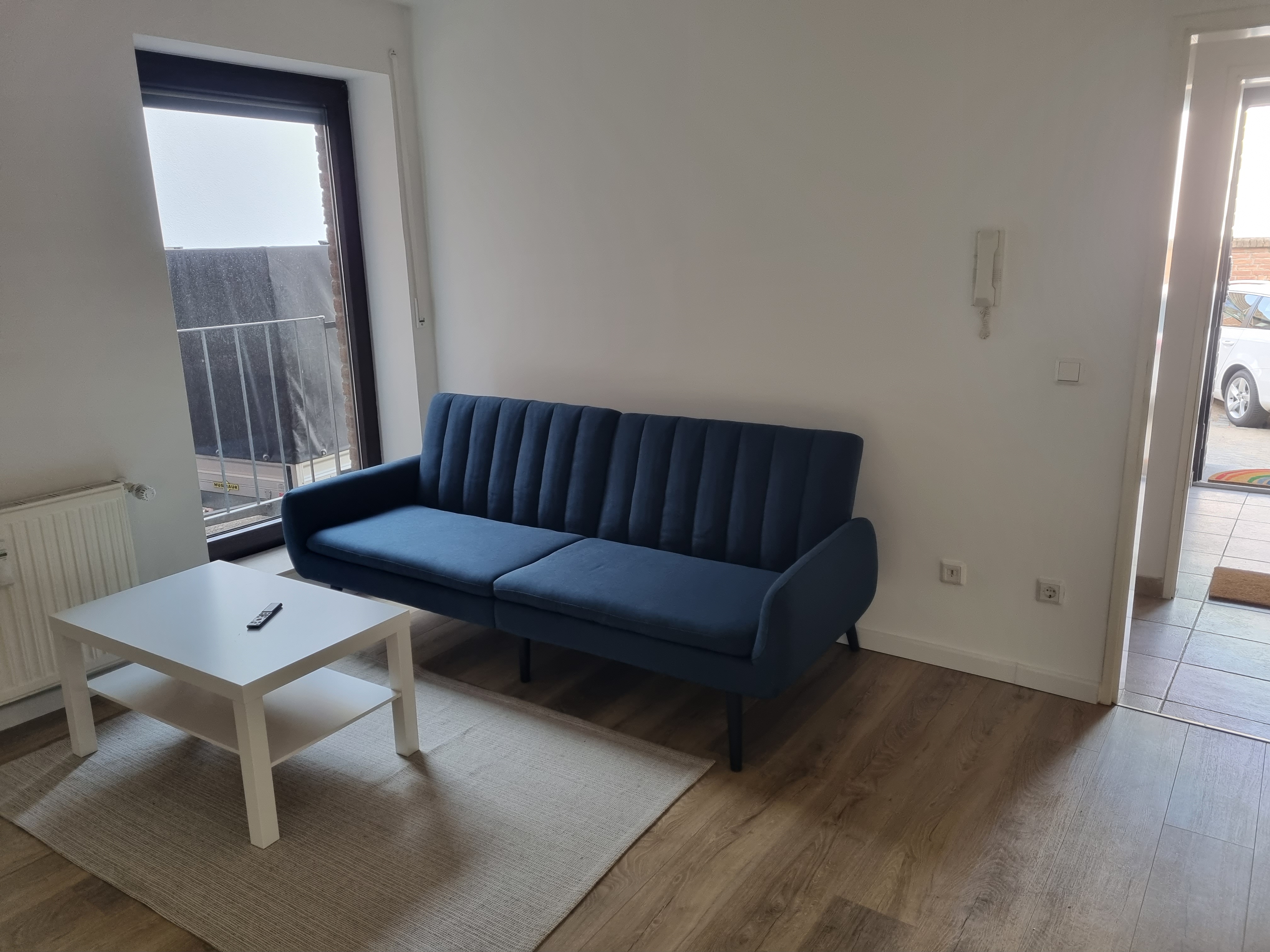 Monteurwohnung - Kaffeemaschine - Neuss - Wohnbereich mit Schlafcouch  - Monteurswohnung TAKAppartement Dormagen EG