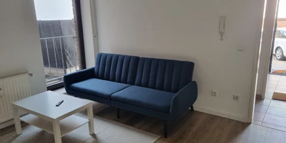 Monteurwohnung - PLZ 42697 (Deutschland) - Wohnbereich mit Schlafcouch  - Monteurswohnung TAKAppartement Dormagen EG