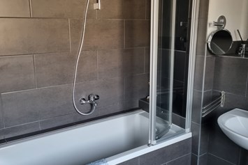 Monteurzimmer: Badewanne/ Dusche - Monteurswohnung TAKAppartement Dormagen EG