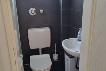 Monteurzimmer: zweites WC - Monteurswohnung TAKAppartement Dormagen EG