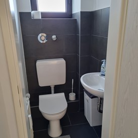 Monteurzimmer: zweites WC - Monteurswohnung TAKAppartement Dormagen EG