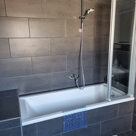 Monteurzimmer: Badewanne/ Dusche - Monteurswohnung TAKAppartement Dormagen OG