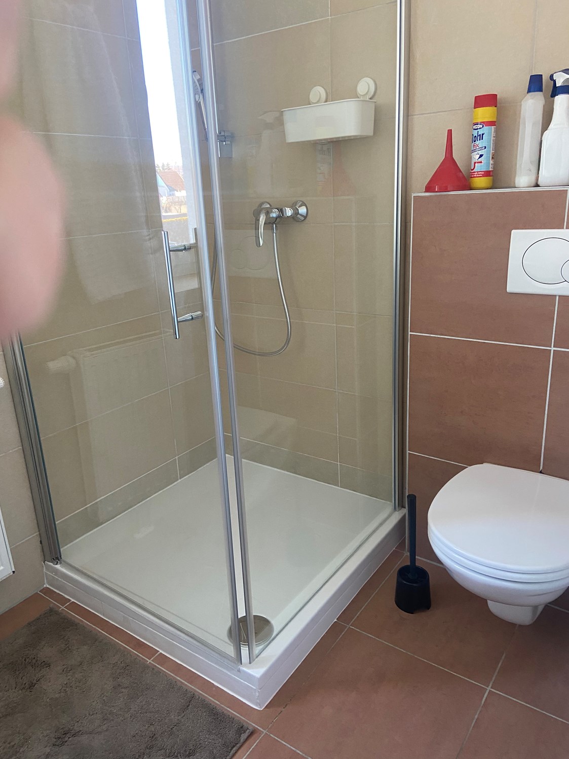 Monteurzimmer: Badezimmer mit Dusche und WC - Zimmer/Apartments für Monteure