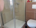 Monteurzimmer: Badezimmer mit Dusche und WC - Zimmer/Apartments für Monteure