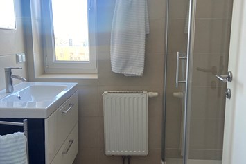 Monteurzimmer: Waschtisch und Dusche im Badezimmer - Zimmer/Apartments für Monteure