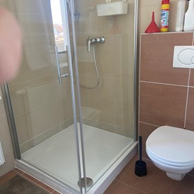 Monteurzimmer: Badezimmer mit Dusche und WC - Zimmer/Apartments für Monteure 9020 Klagenfurt