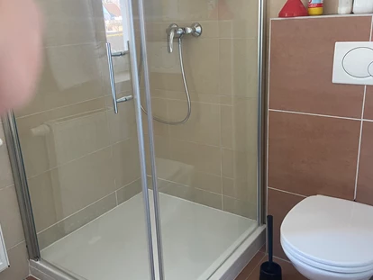 Monteurwohnung - Art der Unterkunft: Apartment - Österreich - Badezimmer mit Dusche und WC - Zimmer/Apartments für Monteure 9020 Klagenfurt