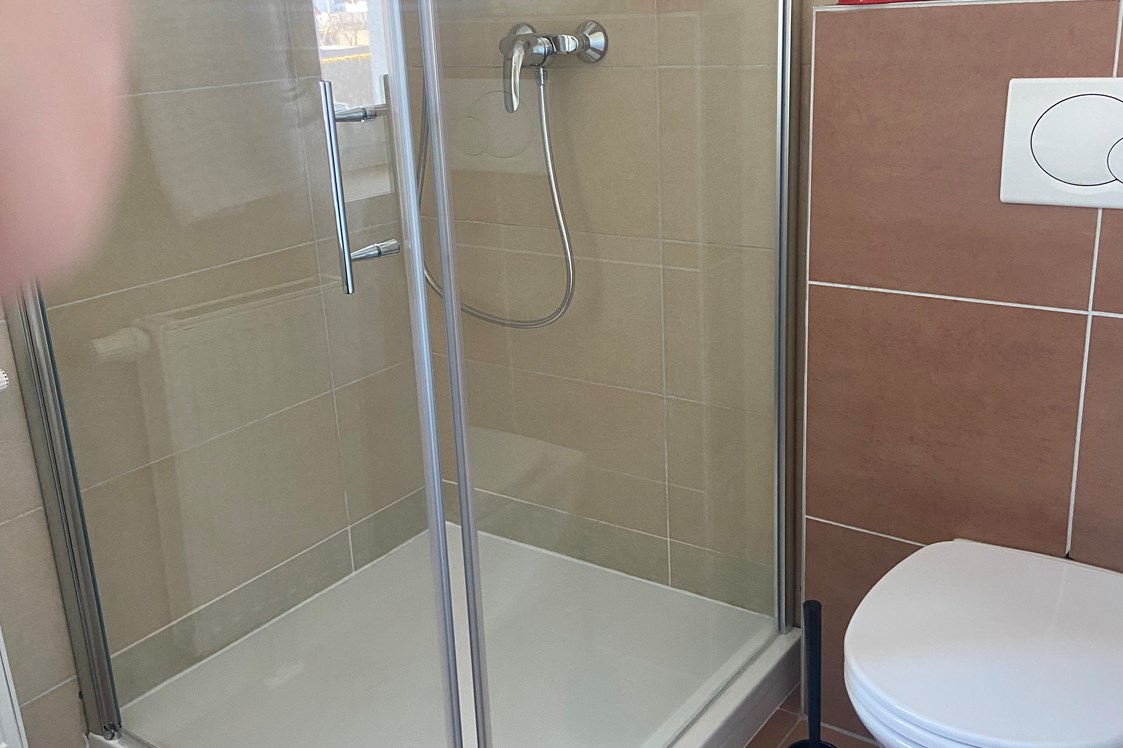 Monteurzimmer: Badezimmer mit Dusche und WC - Zimmer/Apartments für Monteure 9020 Klagenfurt