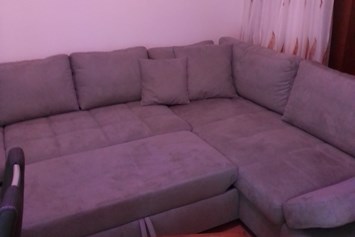 Monteurzimmer: Wohnzimmer mit ausgezogener Couch - Schwarzwald Anna-Lena