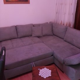 Monteurzimmer: Wohnzimmer mit ausgezogener Couch - Schwarzwald Anna-Lena