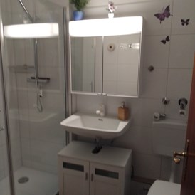 Monteurzimmer: Badezimmer mit Dusche - Schwarzwald Anna-Lena