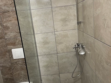 Monteurzimmer: Badezimmer mit Dusche und WC - SA Hotel Monteurzimmer