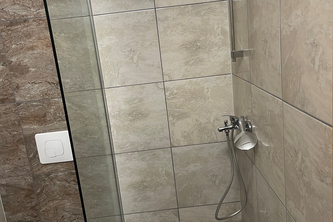 Monteurzimmer: Badezimmer mit Dusche und WC - SA Hotel Monteurzimmer 