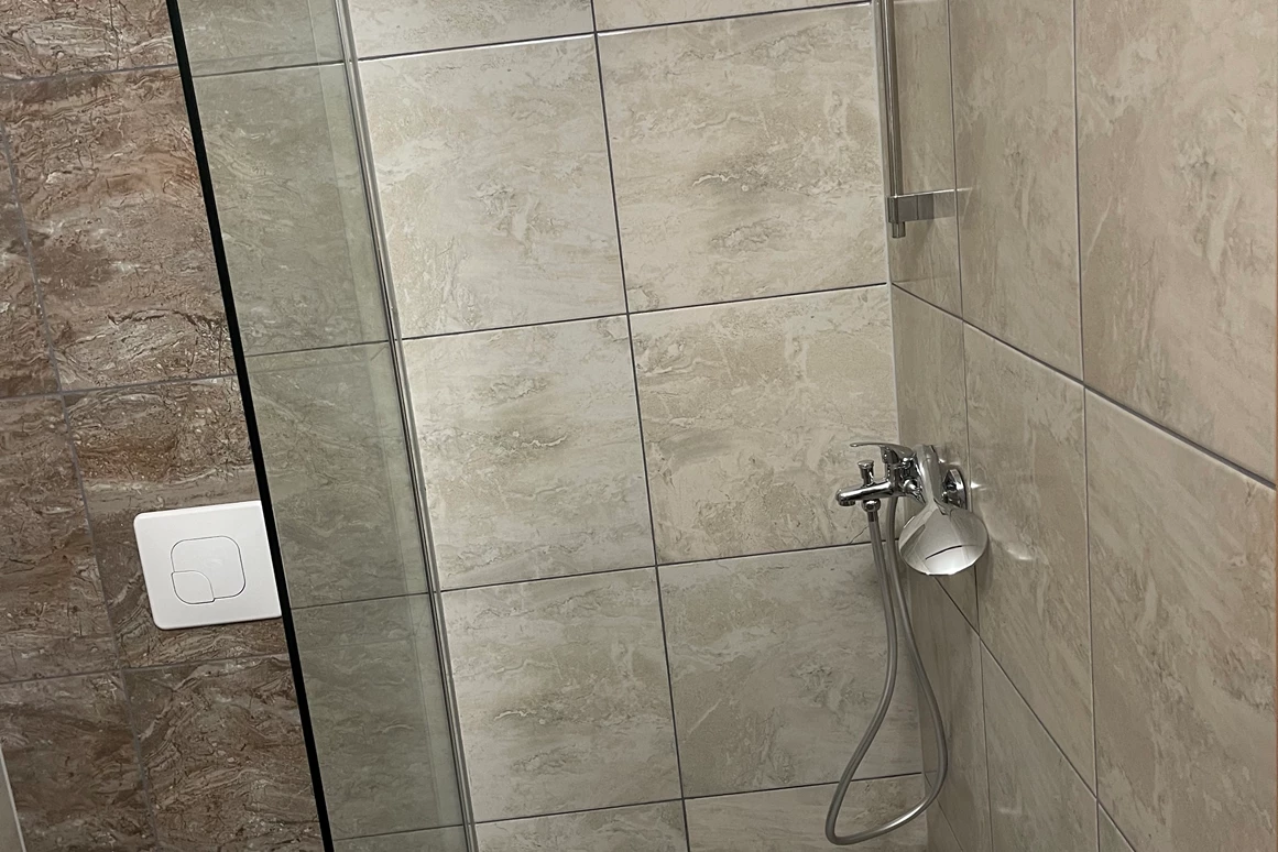 Monteurzimmer: Badezimmer mit Dusche und WC - SA Hotel Monteurzimmer