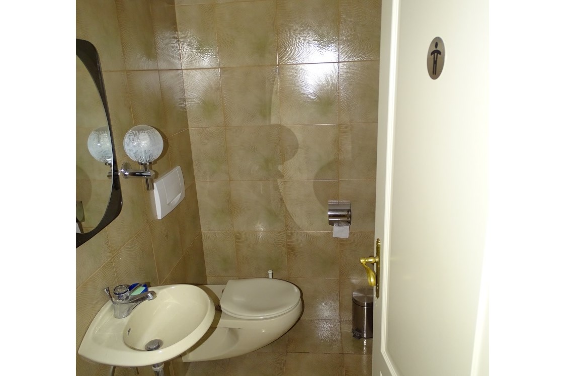 Monteurzimmer: WC ist separat - Refugia Wels