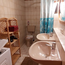 Monteurwohnung: Bad mit Dusche und WC - Monteurwohnung Euben
