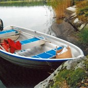 Monteurzimmer - Modernes unsinkbares Ruderboot an besonders idyllischem See. Außenbordmotor kann günstig gemietet werden. - Landhaus am See VIMMERBY - Vetlanda, Südschweden, Panoramablick, Alleinlage, Boot, Motor, Fahrräder, Top-Komfort