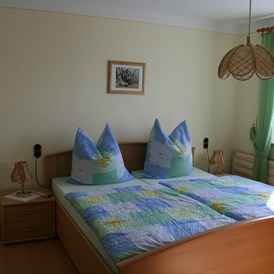Monteurzimmer: Schlafzimmer mit Doppelbett - Bauernhaus hinten in Listenberg
