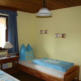 Monteurzimmer: Schlafzimmer mit 2 Einzelbetten - Bauernhaus hinten in Listenberg