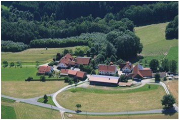 Monteurzimmer: Wohnen im Grünen, Luftaufnahme von Listenberg - Bauernhaus hinten in Listenberg