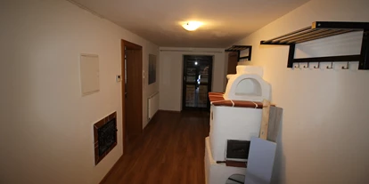 Monteurwohnung - Einzelbetten - Tirol - Eingangsbereich mit Garderobe und Kommode
 - Arbeiterwohnung Haiming