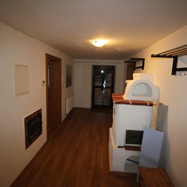Monteurzimmer: Eingangsbereich mit Garderobe und Kommode
 - Arbeiterwohnung Haiming