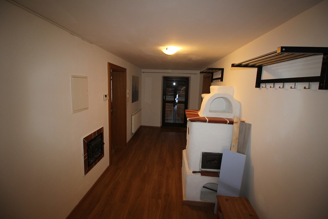 Monteurzimmer: Eingangsbereich mit Garderobe und Kommode
 - Arbeiterwohnung Haiming