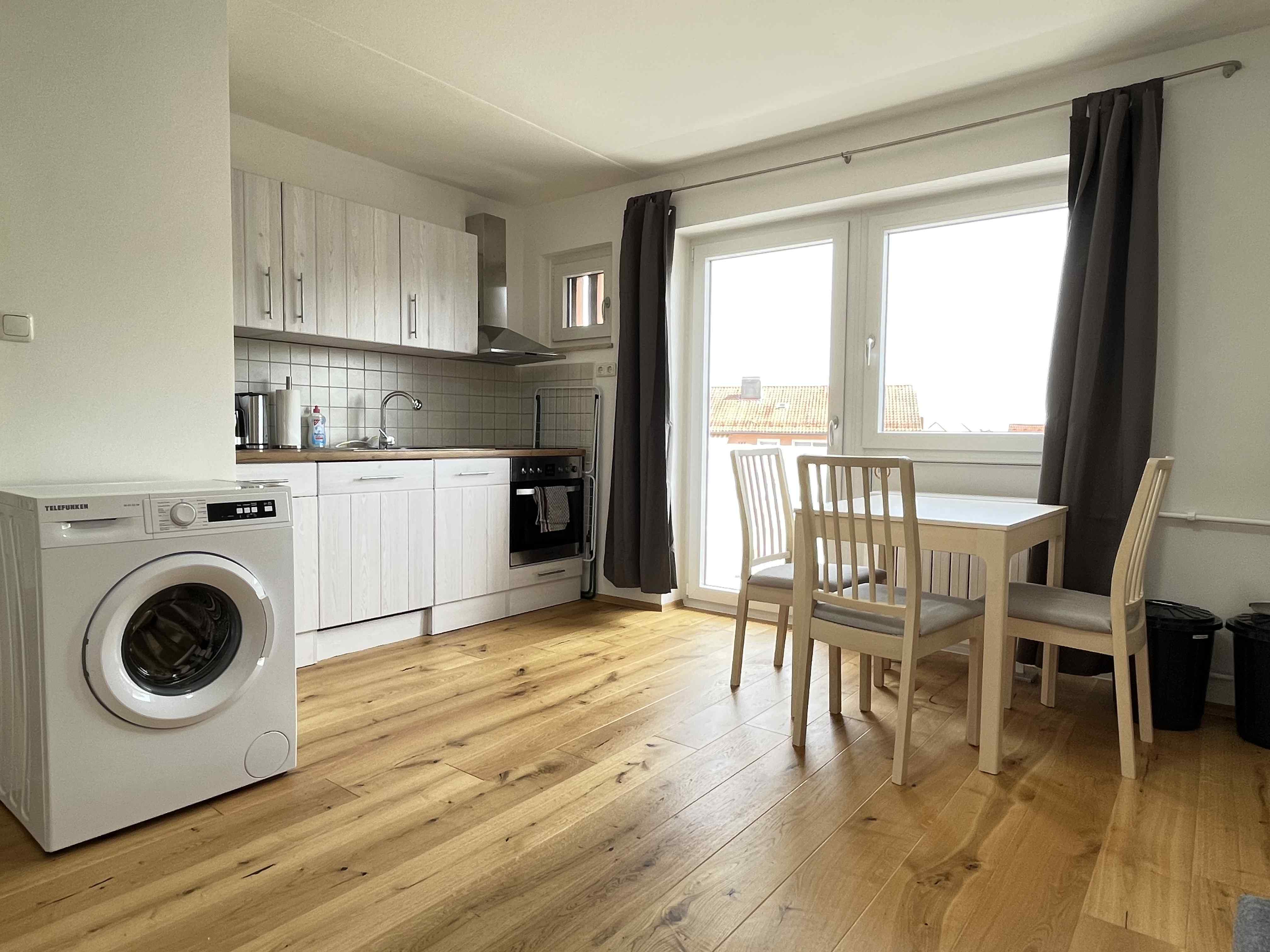 Monteurwohnung - Schwandorf - Küche, Wohnbereich - Smarte Monteurwohnung mit Balkon (SAD152)