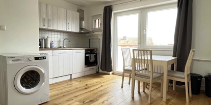Monteurwohnung - Zimmertyp: Mehrbettzimmer - Rieden (Amberg-Sulzbach) - Küche, Wohnbereich - Smarte Monteurwohnung mit Balkon (SAD152)