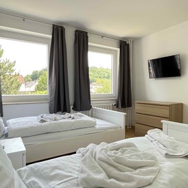 Monteurzimmer: Schlafzimmer - Kleine Monteurwohnung mit Balkon (SAD153)
