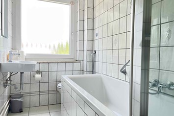Monteurzimmer: Badezimmer - Kleine Monteurwohnung mit Balkon (SAD153)