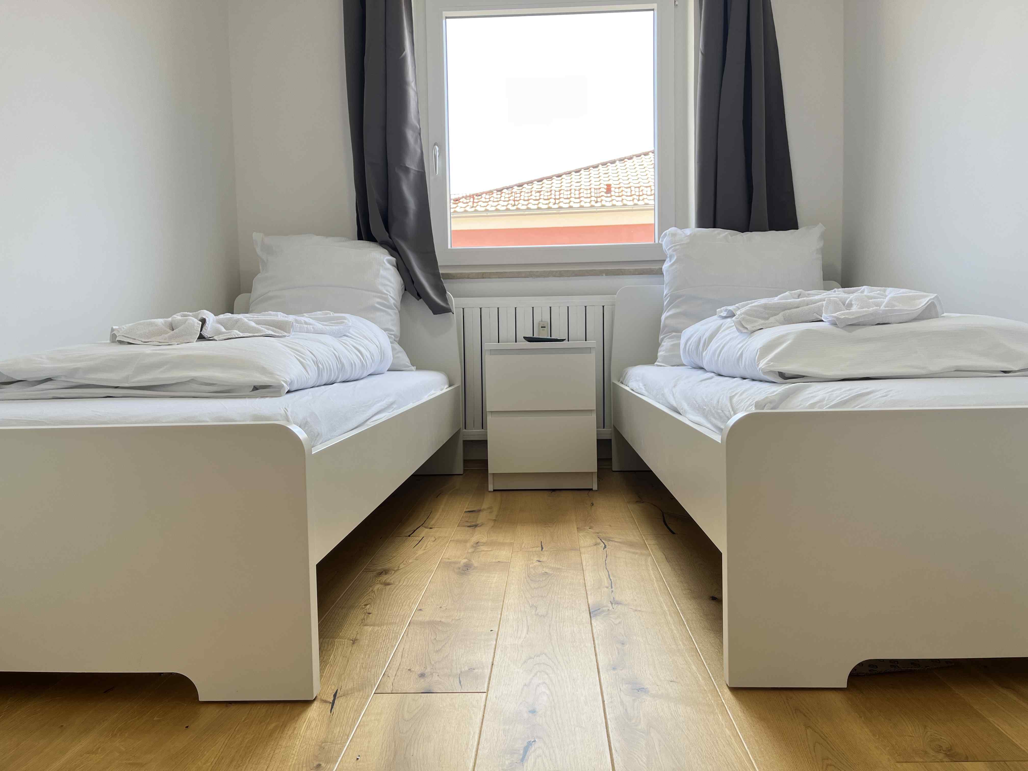 Monteurwohnung - Schwandorf - Schlafzimmer - Moderne Monteurwohnung mit Balkon (SAD154)