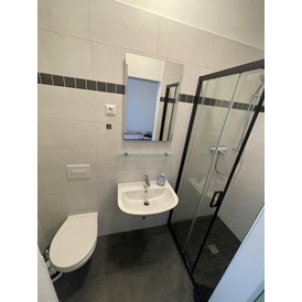 Monteurzimmer: Badezimmer (in allen Zimmern identisch) - Unterkunft Kalkwitz