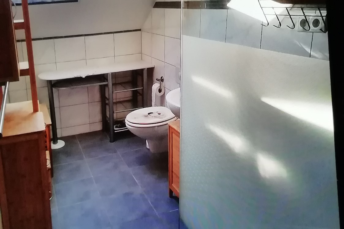 Monteurzimmer: Bad mit ebenerdiger Dusche, Waschbecken, Toilette und Fenster - Herr R.Böttcher/  Sylvia Gerloff-Ansprechpartner