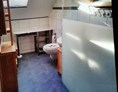 Monteurzimmer: Bad mit ebenerdiger Dusche, Waschbecken, Toilette und Fenster - Herr R.Böttcher/  Sylvia Gerloff-Ansprechpartner