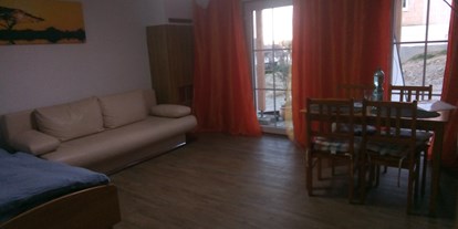 Monteurwohnung - Zimmertyp: Doppelzimmer - Daisendorf - Wohnzimmer mit Schlafsofa und Bett - Elena Becker