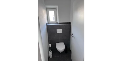 Monteurwohnung - PLZ 89365 (Deutschland) - Eine der zwei identischen Toilettenkabinen  - Haus am Krähenbach