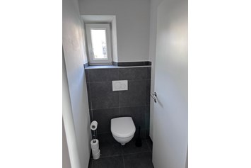 Monteurzimmer: Eine der zwei identischen Toilettenkabinen  - Haus am Krähenbach