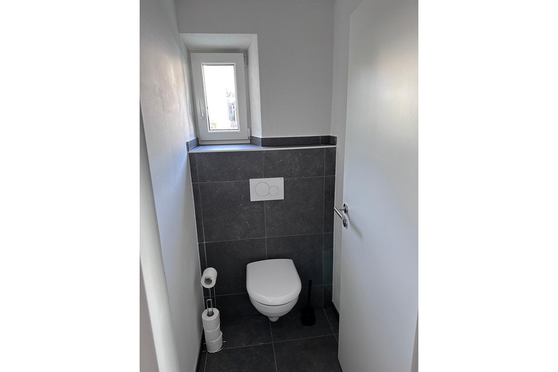 Monteurzimmer: Eine der zwei identischen Toilettenkabinen  - Haus am Krähenbach