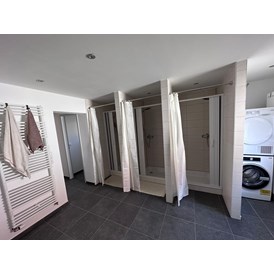 Monteurzimmer: Badezimmer 3 Duschen, Waschmaschine und Trockner zur freien Nutzung  - Haus am Krähenbach